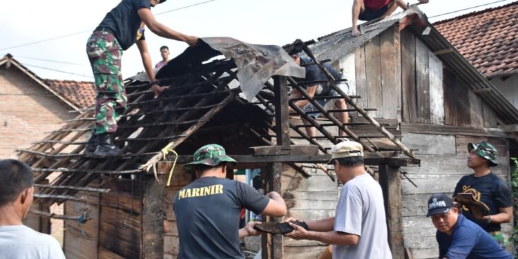 Yonif 9 Marinir Brigif 4 Mar/BS Gelar Bedah Rumah Ibu Suryati di Desa Paya