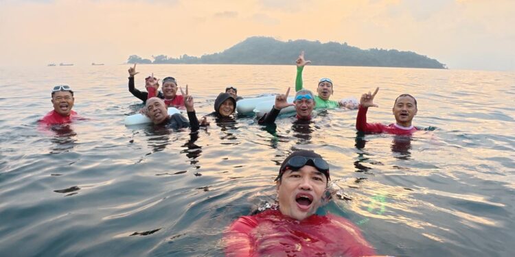 Menantang Ombak dan Hujan demi Surga Tersembunyi Teluk Lampung