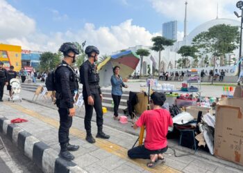 Tingkatkan Harkamtibmas, Personel Komposit Gegana Brimob Lampung Gelar Patroli Dialogis di Pusat Keramaian dan Rumah Ibadah