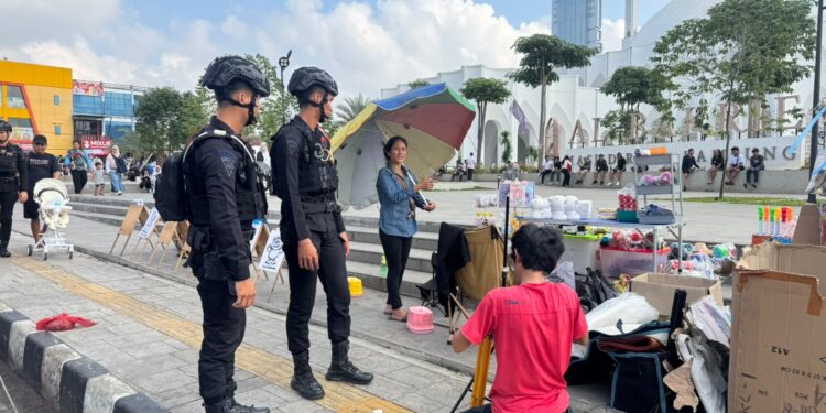 Tingkatkan Harkamtibmas, Personel Komposit Gegana Brimob Lampung Gelar Patroli Dialogis di Pusat Keramaian dan Rumah Ibadah