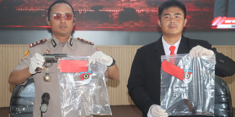 Dua Senpi Rakitan dan Amunisi Diserahkan Warga kepada Polisi di Lampung Selatan