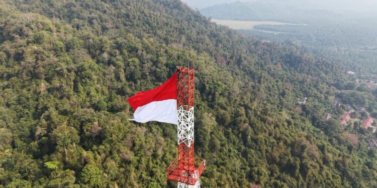 Brigif 4 Mar/BS Menembus Awan Merdeka: Aksi Heroik Pengibaran Bendera di Ketinggian 74 Meter Guncang Semangat Nasionalisme