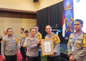 Kapolres Lampung Timur Raih Penghargaan Pelayanan Prima dari Kapolda Lampung