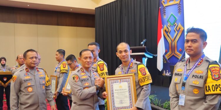 Kapolres Lampung Timur Raih Penghargaan Pelayanan Prima dari Kapolda Lampung