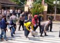Aksi Unjuk Rasa di Mapolda Lampung Berlangsung Kondusif, Polisi Bersihkan Sampah Massa