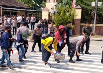 Aksi Unjuk Rasa di Mapolda Lampung Berlangsung Kondusif, Polisi Bersihkan Sampah Massa