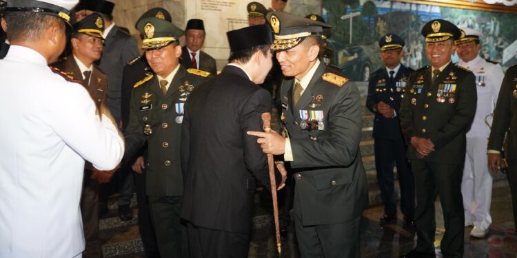 Danrem 043/Gatam Hadiri Apel Kehormatan dan Renungan Suci HUT ke-81 Kemerdekaan RI