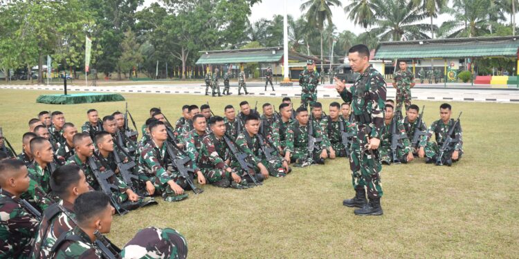 Danrem 043/Gatam Motivasi Kontingen Balakrem dan Yonif 143/TWEJ pada Pembukaan Lomba Binsat Kodam XXI/Radin Inten