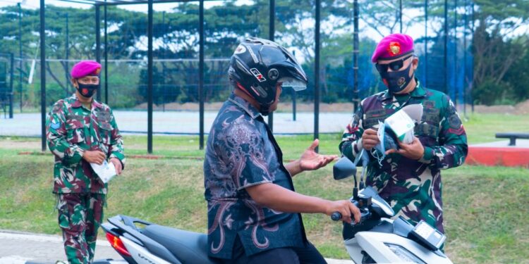 Berbuat dan Berdampak, Prajurit Kima Brigif 4 Mar/BS Bagikan Masker kepada Masyarakat Terdampak Erupsi Anak Gunung Krakatau
