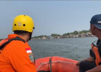 ANGGOTA POLRI DIDUGA JATUH DARI KAPAL, TIM SAR PERLUAS PENCARIAN DI SUNGAI MESUJI
