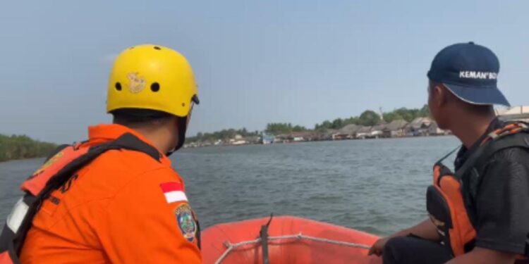 ANGGOTA POLRI DIDUGA JATUH DARI KAPAL, TIM SAR PERLUAS PENCARIAN DI SUNGAI MESUJI