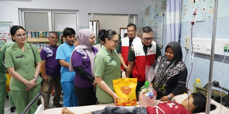 Persit KCK Koorcab Rem 043 Beri Dukungan kepada 13 Anak Penderita Thalasemia