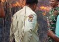Babinsa Sabah Balau Bersama K3 dan Warga Padamkan Titik Api Kebakaran Di Lahan ITERA‎