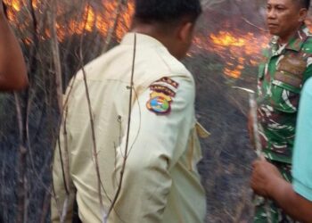 Babinsa Sabah Balau Bersama K3 dan Warga Padamkan Titik Api Kebakaran Di Lahan ITERA‎