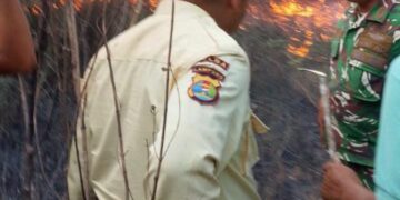 Babinsa Sabah Balau Bersama K3 dan Warga Padamkan Titik Api Kebakaran Di Lahan ITERA