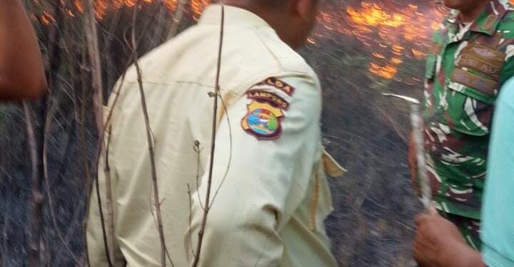 Babinsa Sabah Balau Bersama K3 dan Warga Padamkan Titik Api Kebakaran Di Lahan ITERA‎