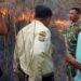 Babinsa Sabah Balau Bersama K3 dan Warga Padamkan Titik Api Kebakaran Di Lahan ITERA‎