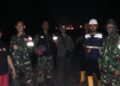 Personel Koramil 421-06/Natar Kodim LS membantu memadamkan Api di Jalur Tol Di wilayah Natar Lamsel