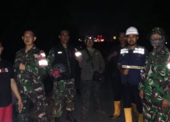 Personel Koramil 421-06/Natar Kodim LS membantu memadamkan Api di Jalur Tol Di wilayah Natar Lamsel