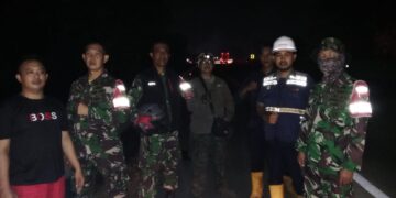 Personel Koramil 421-06/Natar Kodim LS membantu memadamkan Api di Jalur Tol Di wilayah Natar Lamsel