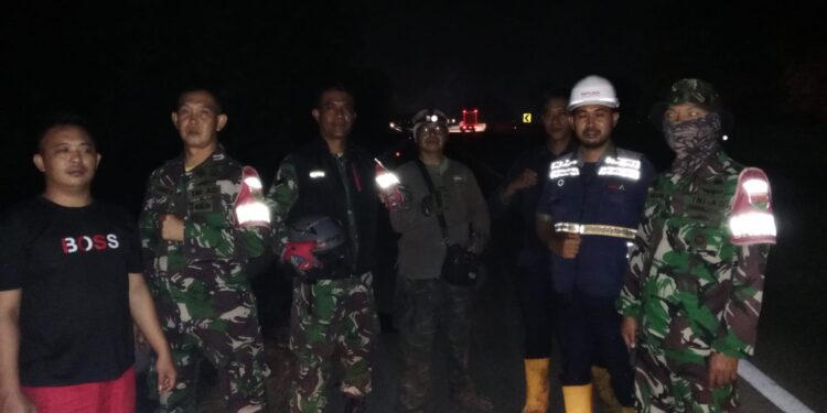 Personel Koramil 421-06/Natar Kodim LS membantu memadamkan Api di Jalur Tol Di wilayah Natar Lamsel