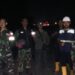 Personel Koramil 421-06/Natar Kodim LS membantu memadamkan Api di Jalur Tol Di wilayah Natar Lamsel
