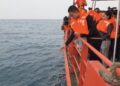 Istri dan Anak Yudhistiro Pranoto Tabur Bunga di Lokasi Hilangnya Speed Boat Arupadatu