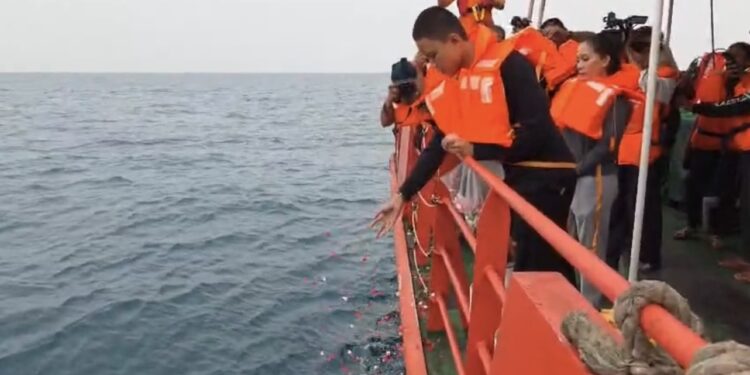 Istri dan Anak Yudhistiro Pranoto Tabur Bunga di Lokasi Hilangnya Speed Boat Arupadatu