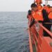 Istri dan Anak Yudhistiro Pranoto Tabur Bunga di Lokasi Hilangnya Speed Boat Arupadatu