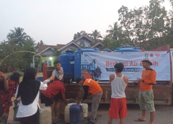 Rumah Zakat bareng BPBD Pringsewu Salurkan Air Bersih bagi masyarakat terdampak Hidrometeorologi Kering