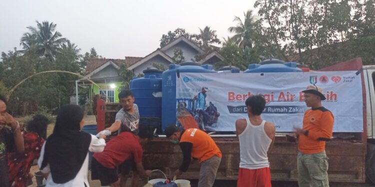 Rumah Zakat bareng BPBD Pringsewu Salurkan Air Bersih bagi masyarakat terdampak Hidrometeorologi Kering