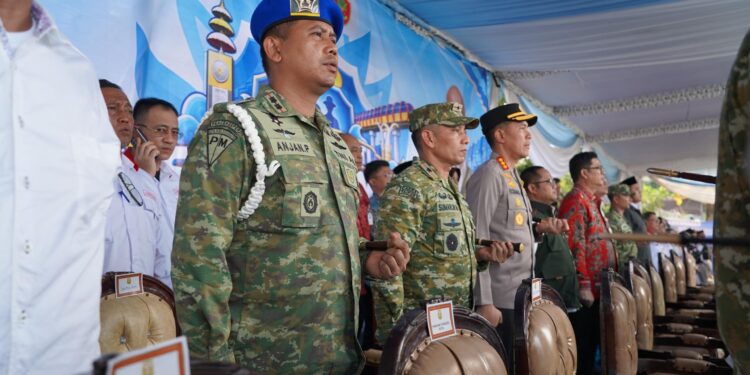 Danrem 043/Gatam Hadiri Apel Akbar 4.000 Anggota Linmas di Bandar Lampung
