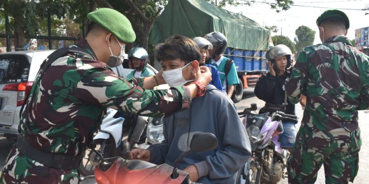 Antisipasi Abu Vulkanik Anak Krakatau, Korem 043/Gatam Bagikan Masker dan Bersihkan Sekolah di Metro