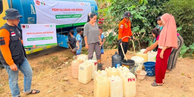 Dompet Dhuafa Lampung bareng Satgas BPBD Pringsewu salurkan Air Bersih bagi warga terdampak Kemarau
