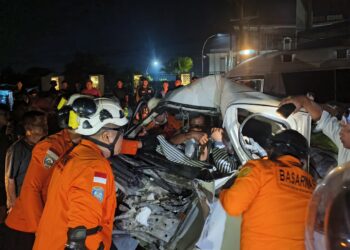 DUA ORANG TERJEPIT DALAM KECELAKAAN MOBIL DI CANDIMAS, KEDUANYA BERHASIL DIEVAKUASI SELAMAT