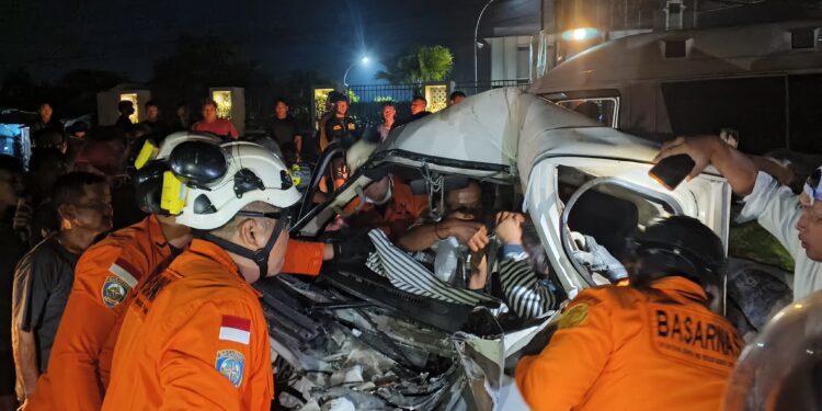DUA ORANG TERJEPIT DALAM KECELAKAAN MOBIL DI CANDIMAS, KEDUANYA BERHASIL DIEVAKUASI SELAMAT