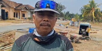 Lelah Diabaikan Pemerintah, Warga Desa Sripendowo Galang Dana Swadaya Perbaiki Jalan Rusak Parah