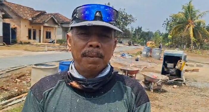 Lelah Diabaikan Pemerintah, Warga Desa Sripendowo Galang Dana Swadaya Perbaiki Jalan Rusak Parah